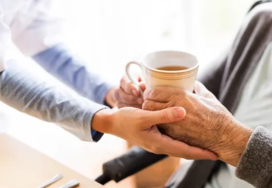 Acuerdan mínimo de $18 por hora para trabajadores del cuidado en el hogar