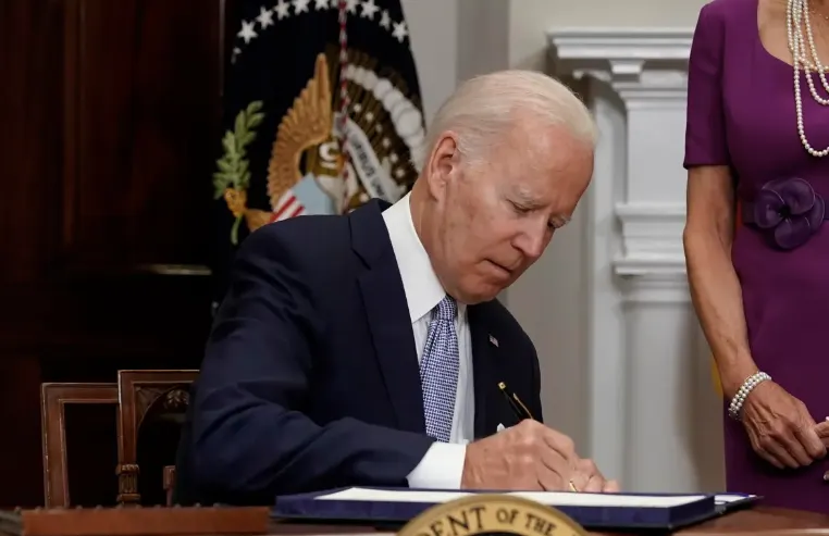 La nueva ley no incluye la prohibición de armas de asalto. Credit: EFE/EPA/Yuri Gripas / POOL.