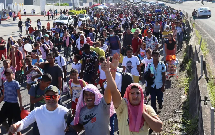 MEX7132. TAPACHULA (MÉXICO), 24/06/2022.- Miles de migrantes caminan en caravana hoy, en la ciudad de Tapachula, estado de Ch