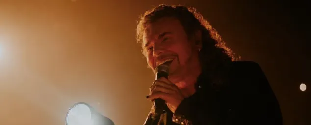 El famoso cantante mexicano fue derribado por una fan. Foto: @manaoficial