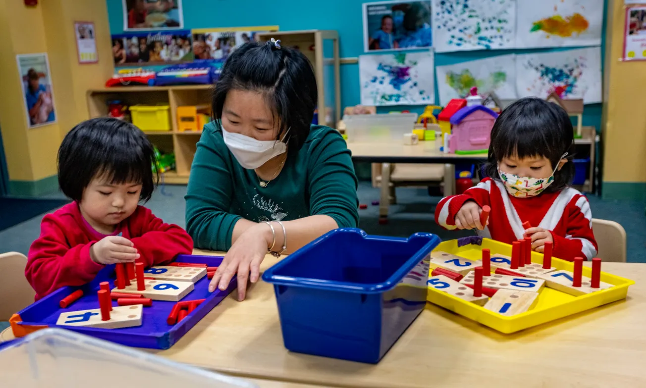 Por qué el cuidado de niños en Massachusetts es tan caro