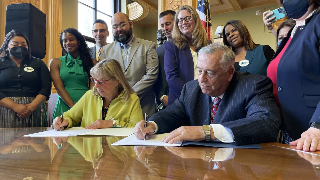 El presidente de la Cámara de Representantes, Ronald Joseph Mariano y la Presidenta del Senado del Estado de Massachusetts, K