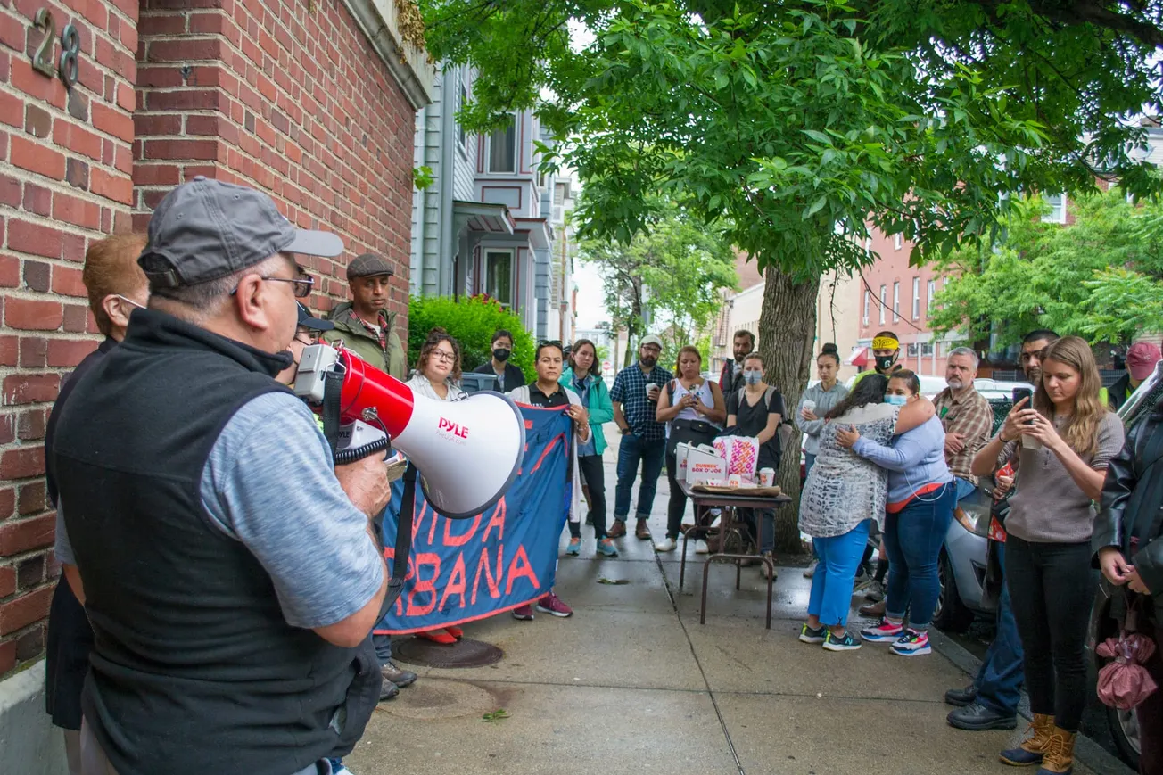 José Velásquez, inquilino que también tiene una orden de desalojo pidió a las autoridades que no los saquen de sus viviendas