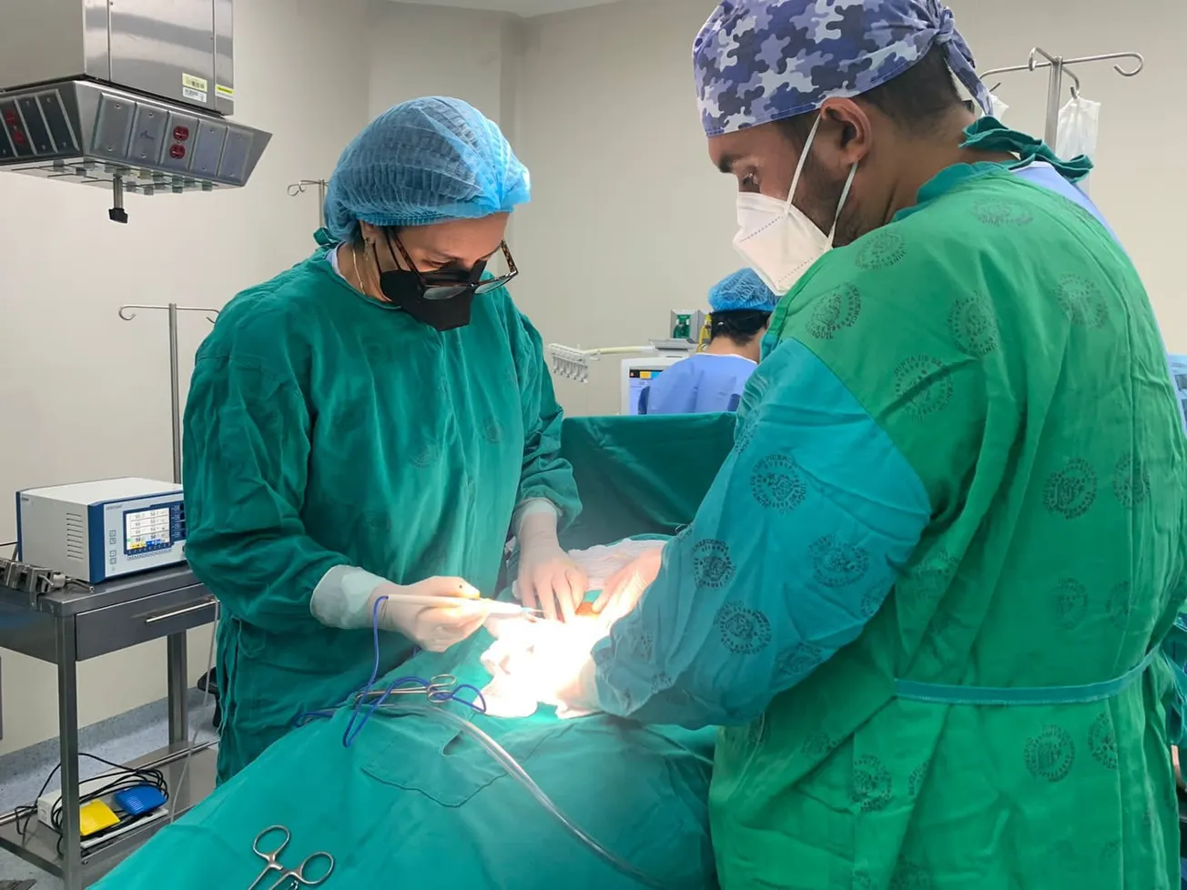 La ginecóloga Jéssica Chang practicando una cesárea, luego de que el embarazo culminó con éxito. Foto consultorio ginecológic