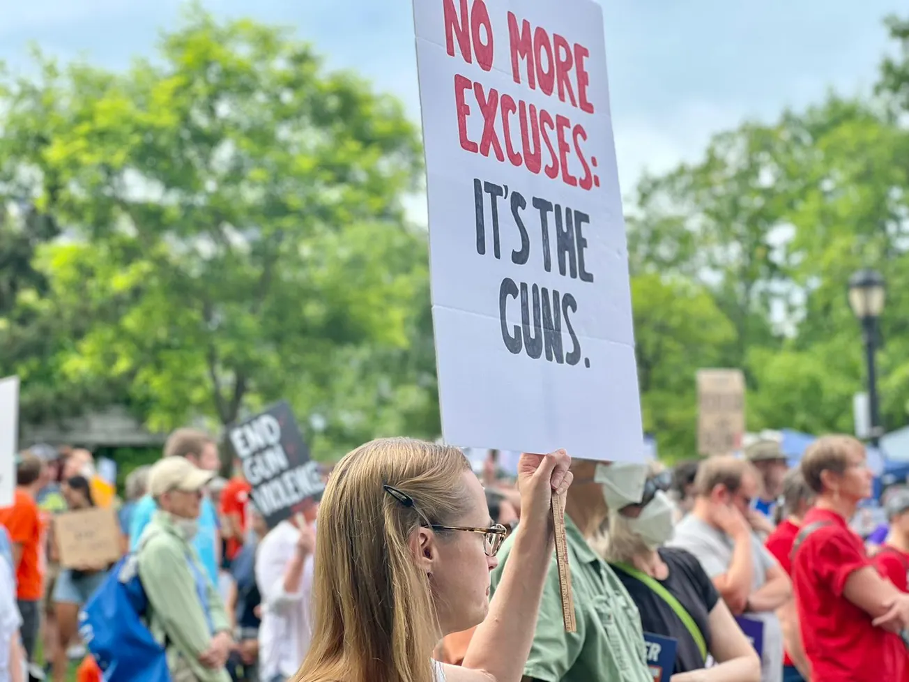 En el año escolar 2021-2022, se reportaron 188 tiroteos en escuelas con víctimas, según el informe anual sobre delincuencia y