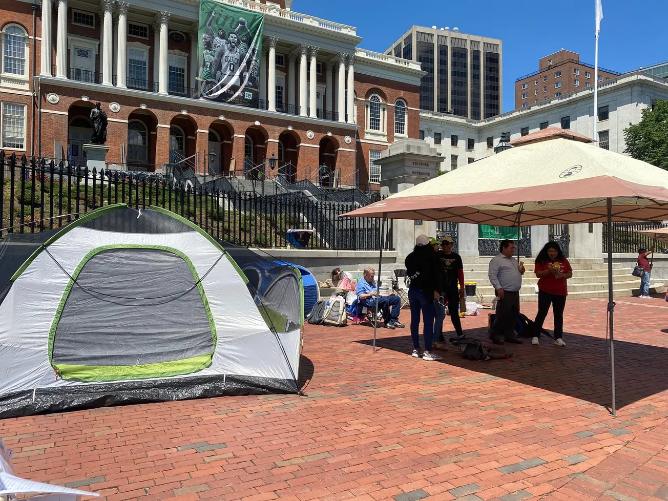 Instalan carpas frente a la Casa del Estado para exigir licencias de conducir para inmigrantes