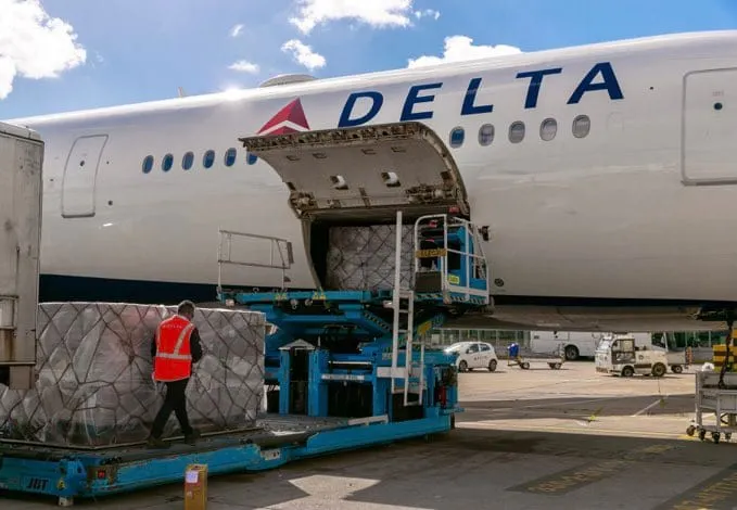 Cargamento de fórmula para bebés llega al Logan Airport