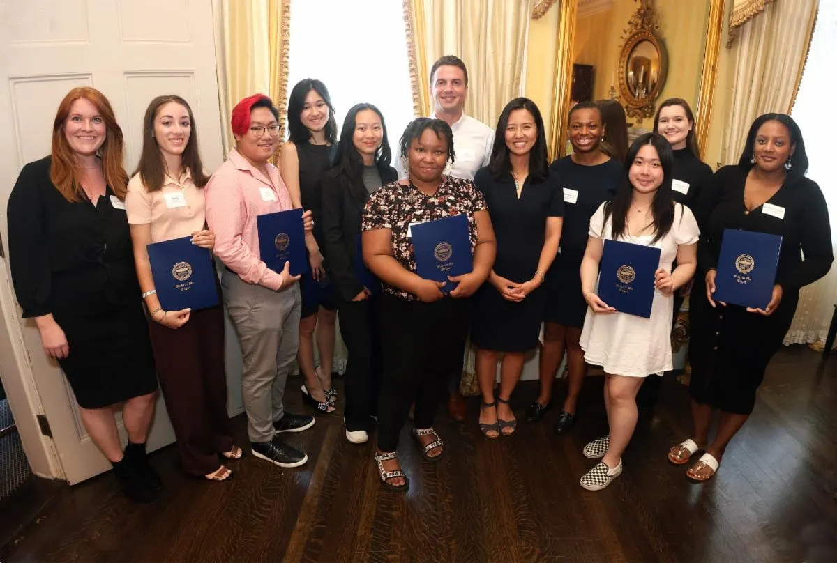 Wu repartirá casi $240,000 en becas universitarias este año