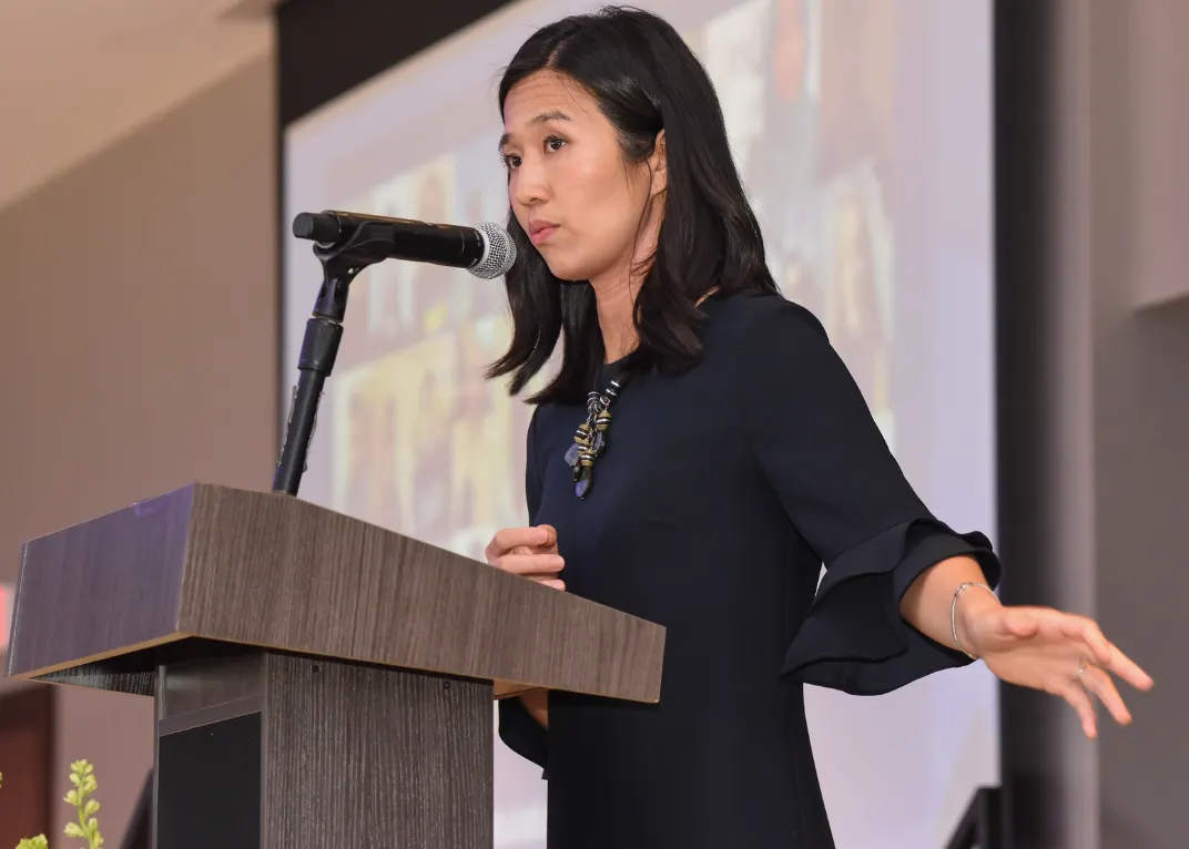 Wu condena marcha de supremacistas blancos en Boston