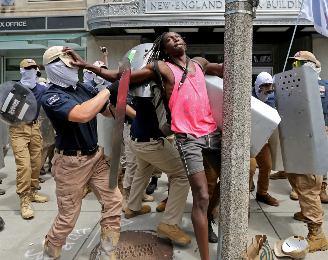 Policía busca identificar a supremacistas blancos acusados ​​de ataque en Boston