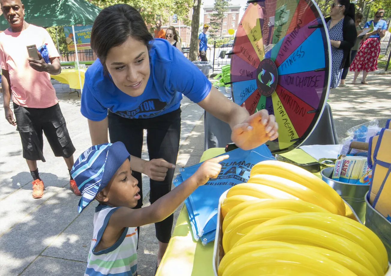 Inicia programa de comidas gratis para niños y jóvenes de Boston