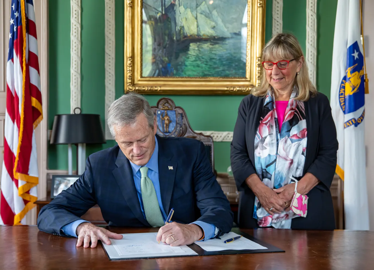 Baker firma ley que protege el aborto