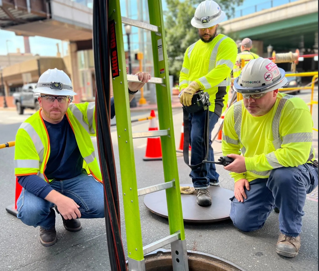 Eversource investiga explosión de transformador que dejó dos trabajadores heridos