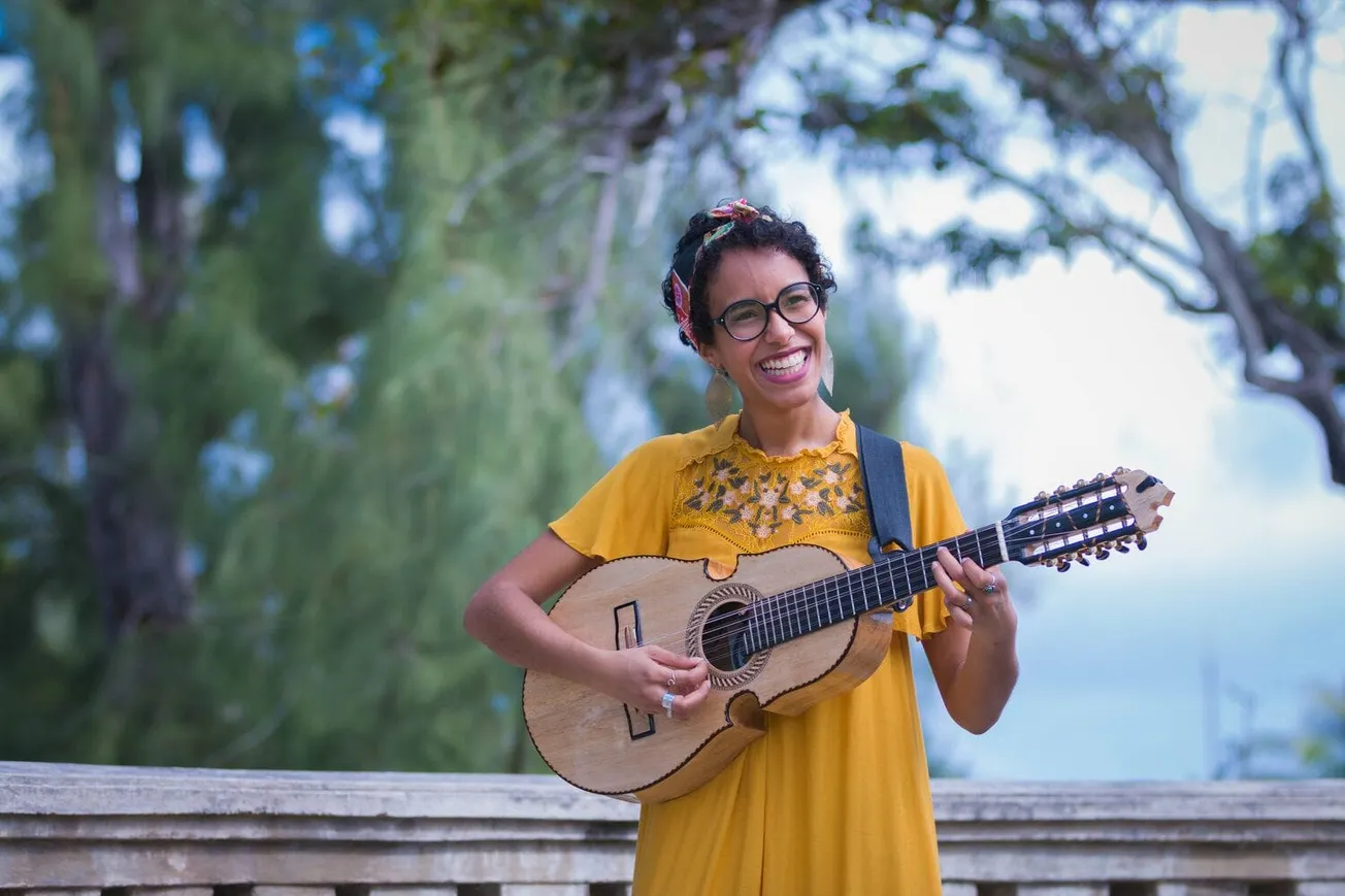 Fabiola Mendez, cuatrista puertorriqueña que lleva su instrumento como un pedacito de su patria a donde sea que vaya. Foto: B