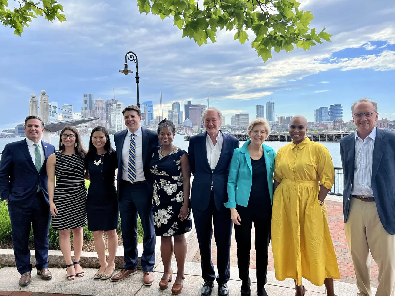 De izquierda a derecha, presidente y director ejecutivo de The Trustees John Judge, consejera municipal Gabriela “Gigi” Colet