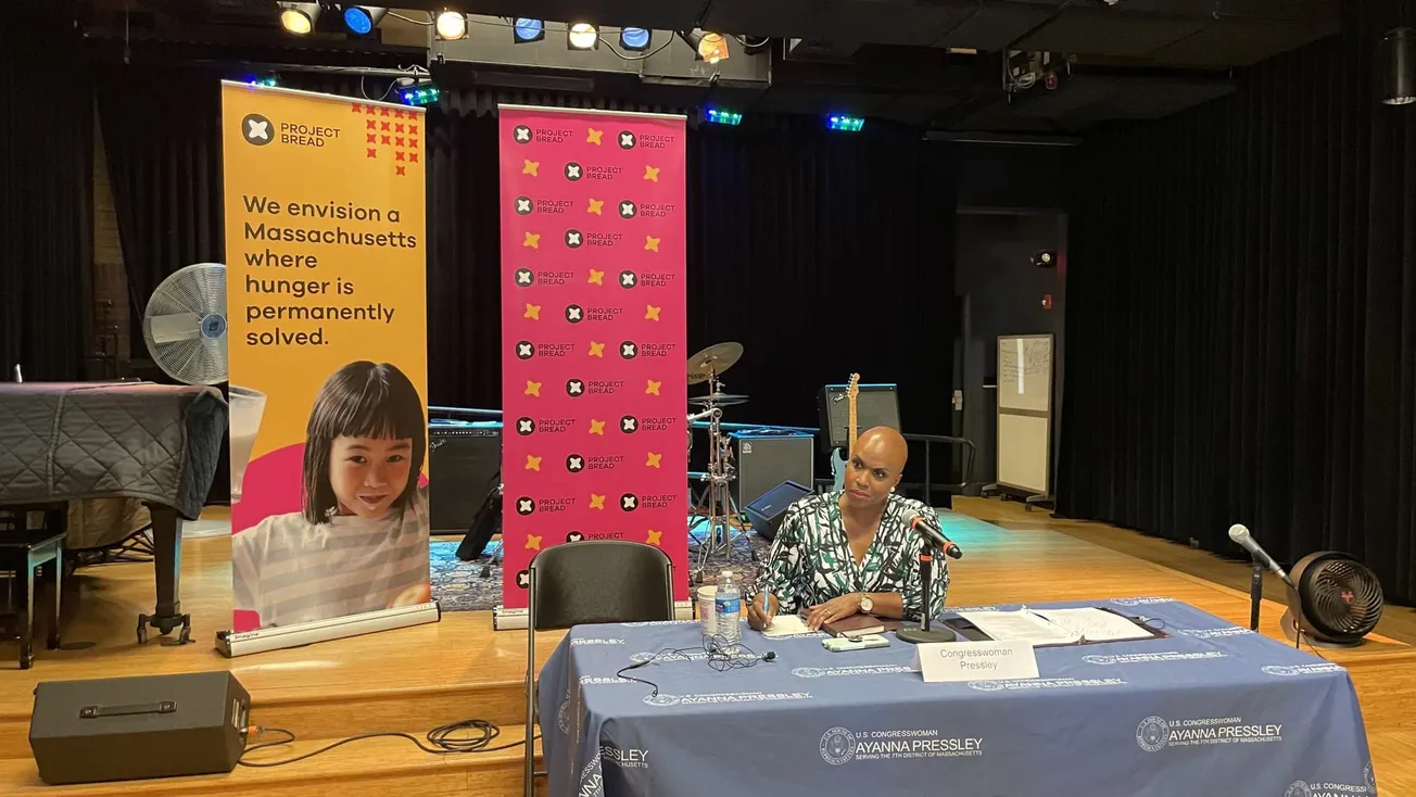 La congresista de Massachusetts, Ayanna Pressley, convocó a una reunión distrital para tratar la inseguridad alimentaria, la