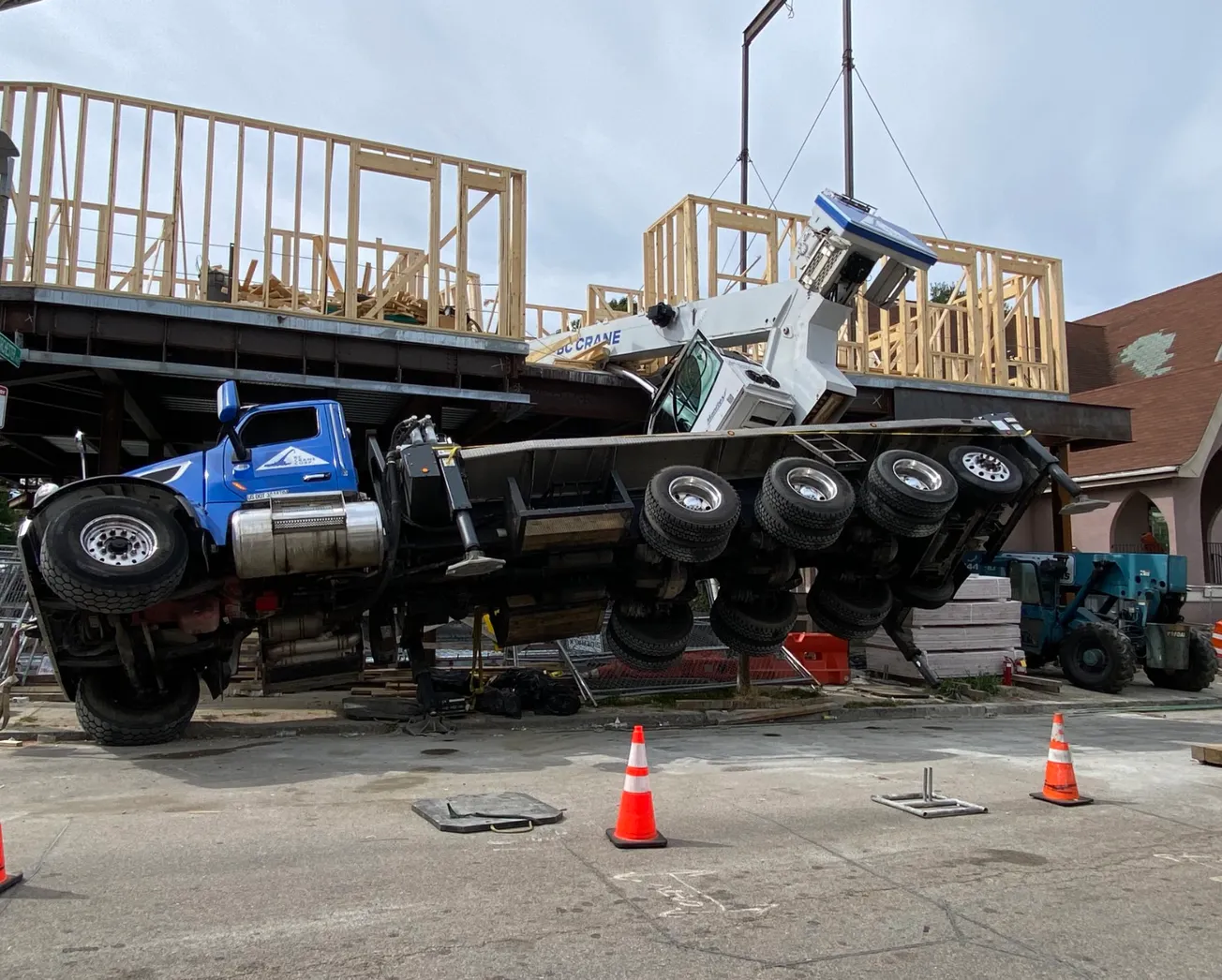 Grúa cae sobre edificio en construcción en Dorchester
