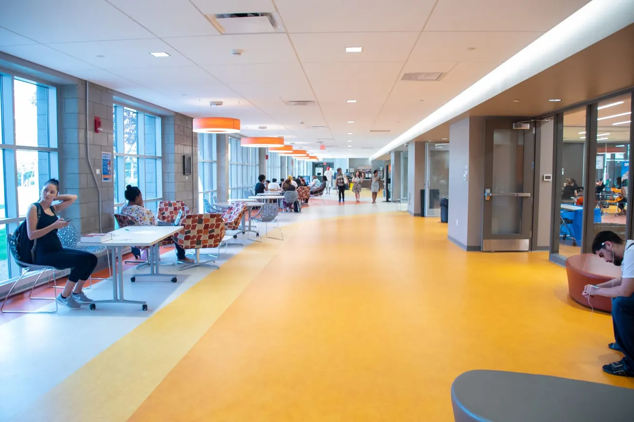 RCC y Quincy College forman alianza para otorgar becas de estudio