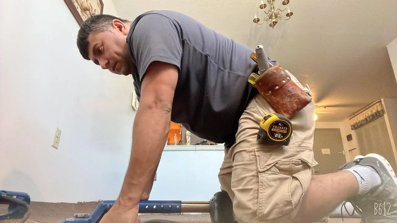 Omar Contreras pese a su condición migratoria es dueño de Loma Flooring Corp., empresa que instala alfombras y todo estilo de