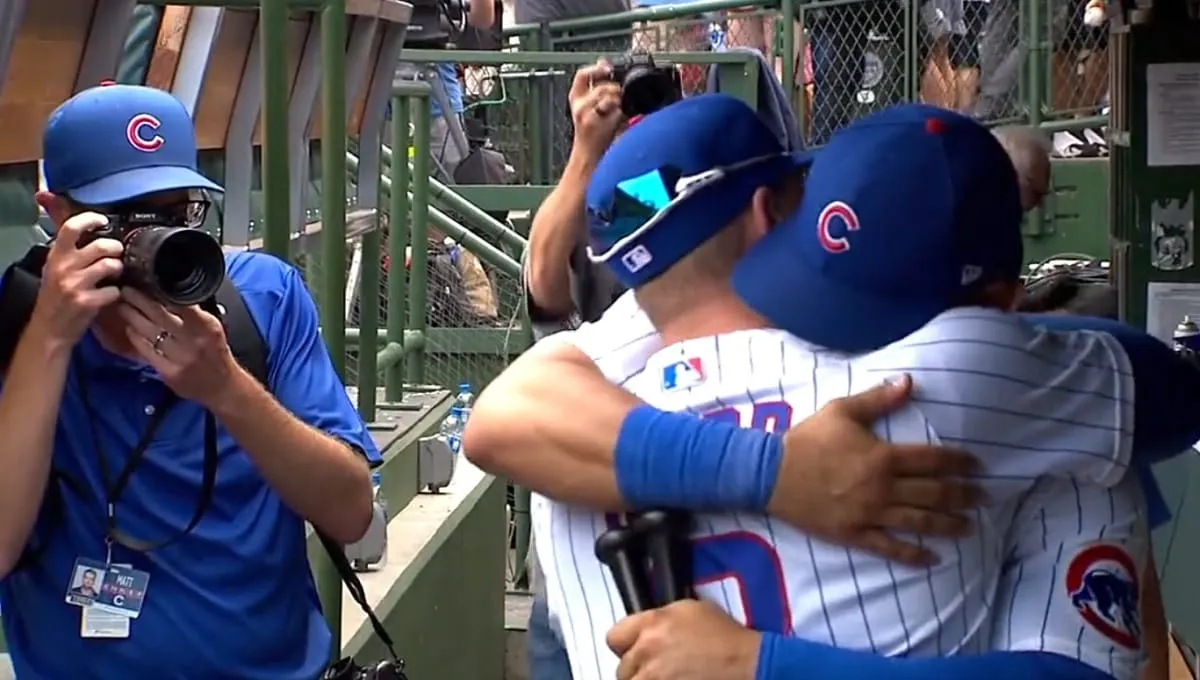 Aplausos de pie para Willson Contreras al despedirse de Chicago