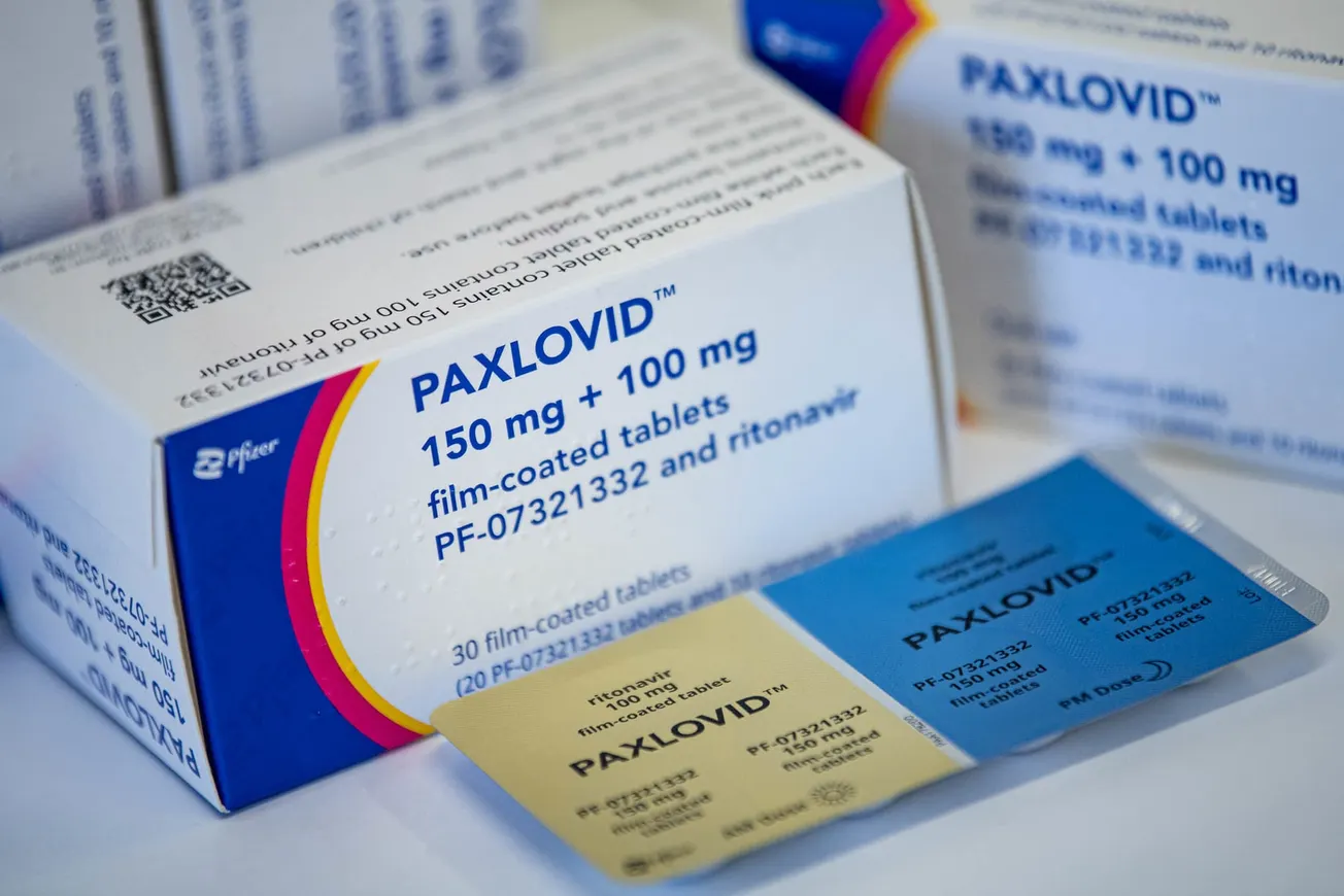 Paxlovid fármaco para tratar Covid-19 del fabricante Pfizer está sobre una mesa Photo: Fabian Sommer/flickr.