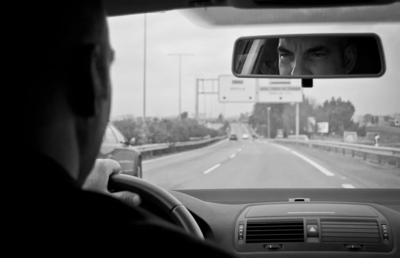 Hombre conduciendo vehículo en autopista.| FOTO:www.flickr.com
