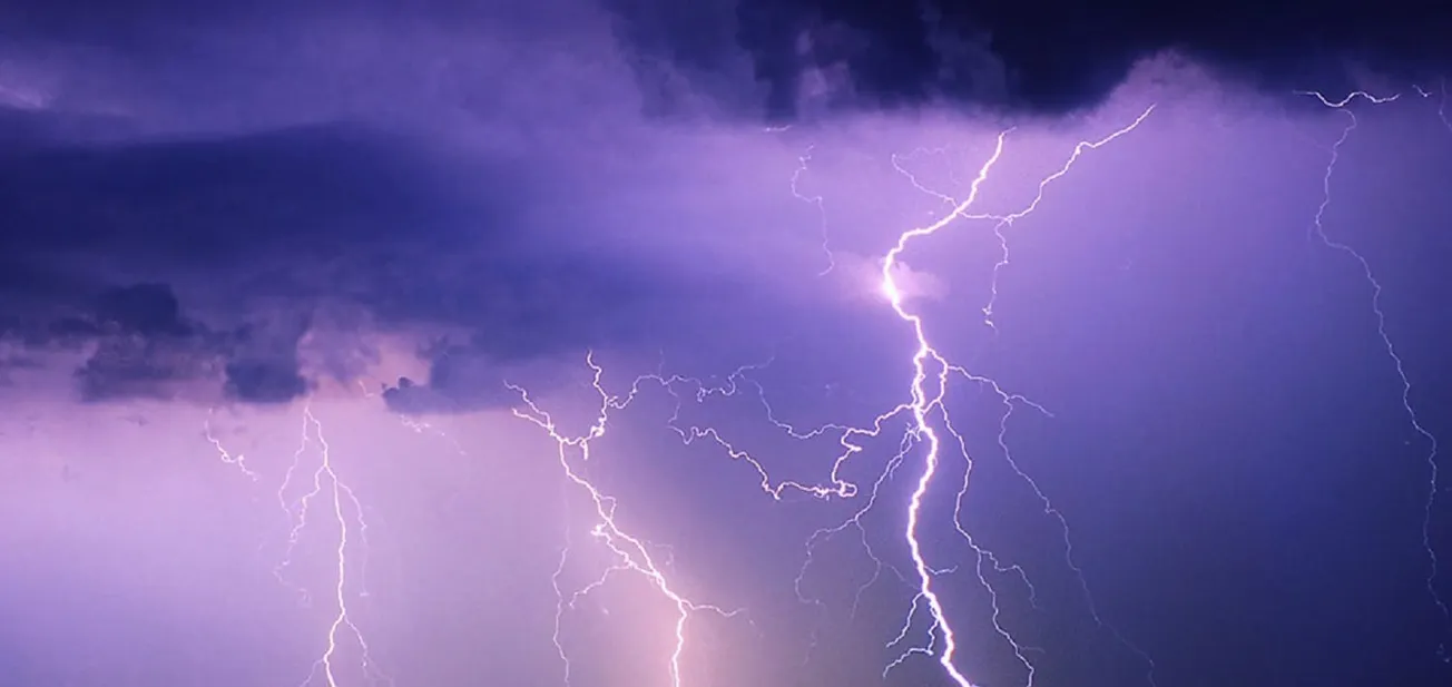 Rayos impactan a botes enfrente a la costa de Wareham, Massachusetts./ Imagen de Rayo/ Flickr