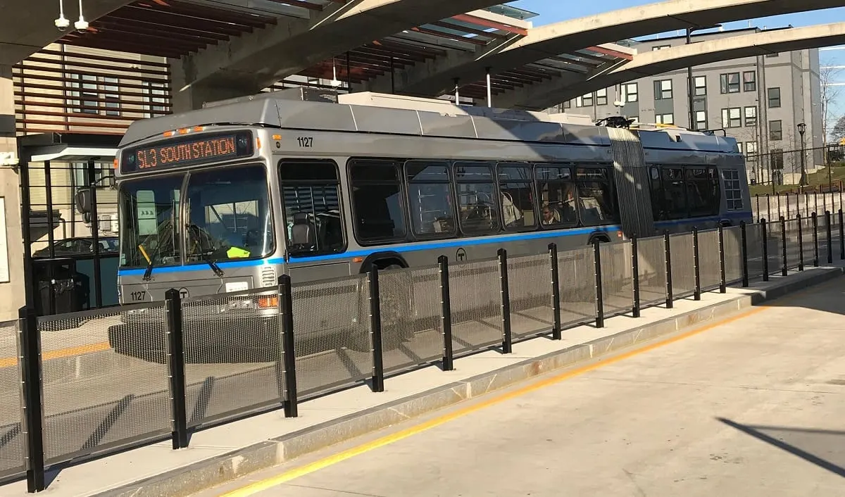 Autobús en estación con pasajeros a bordo. | FOTO:sitio web MBTA
