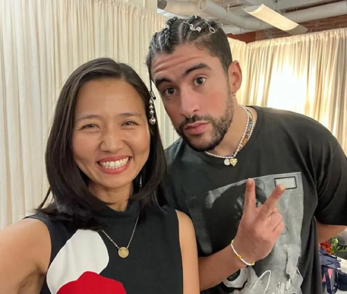 La alcaldesa de Boston Michelle Wu y el artista puertorriqueño Bad Bunny / Foto: Instagram El Planeta Boston