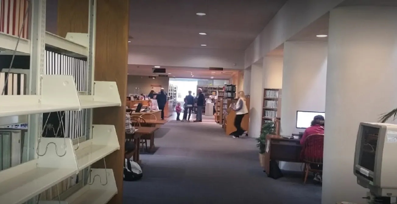 La Biblioteca Abbot cerrará a las 5;00 pm el 10 de septiembre y volverá a abrir a mediados de octubre. No habrá líneas telefó