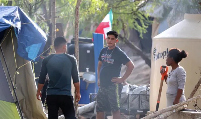 Fotografía fechada el 16 de diciembre de 2020, donde se observa a un grupo de migrantes en un albergue en la ciudad de Matamo