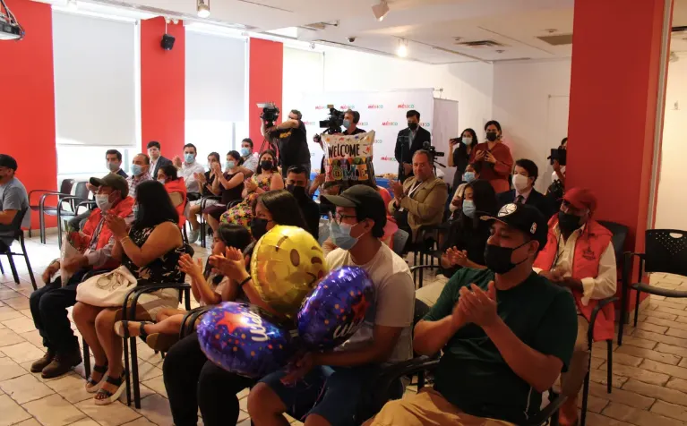 Cinco familias del municipio indígena de Hueyapán, en México, pudieron abrazar por primera vez, en más de una década, a sus h