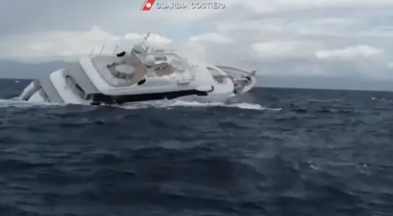 Yate de lujo de 40 metros se hundió en las costas de Italia. Foto: Captura de video / Corpo delle Capitanerie di Porto - Guar