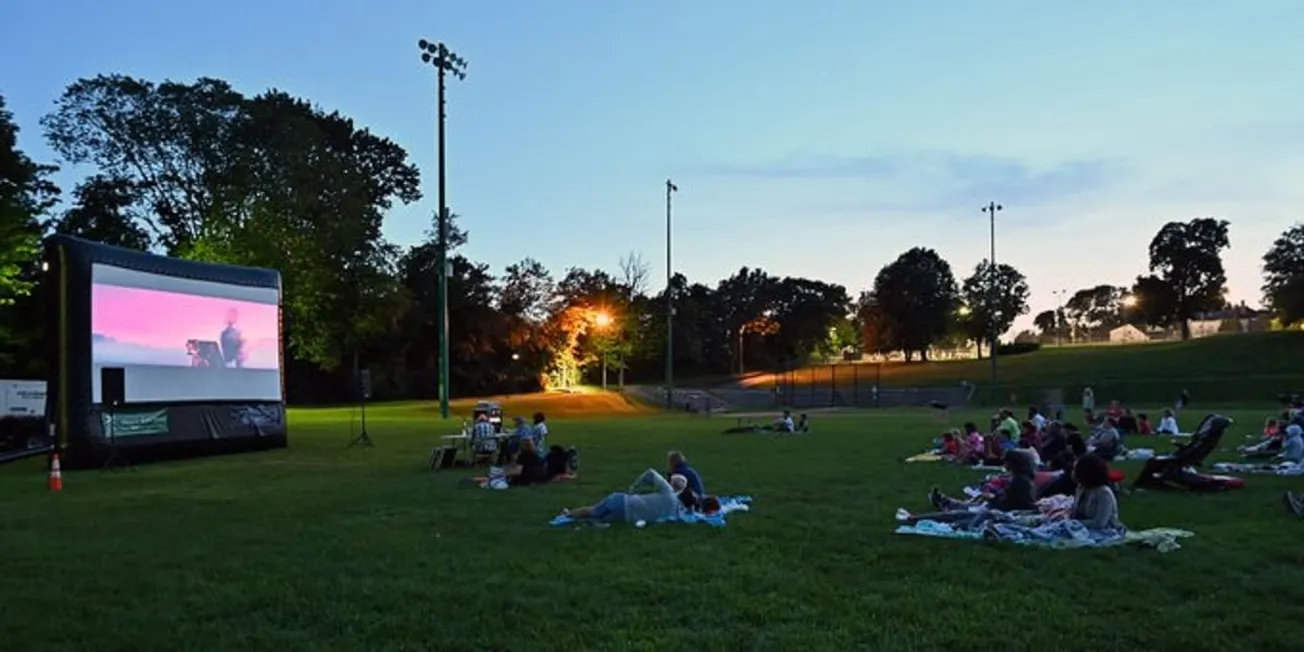 Personas disfrutando del cine al aire libre./ Foto: @CityOfBoston