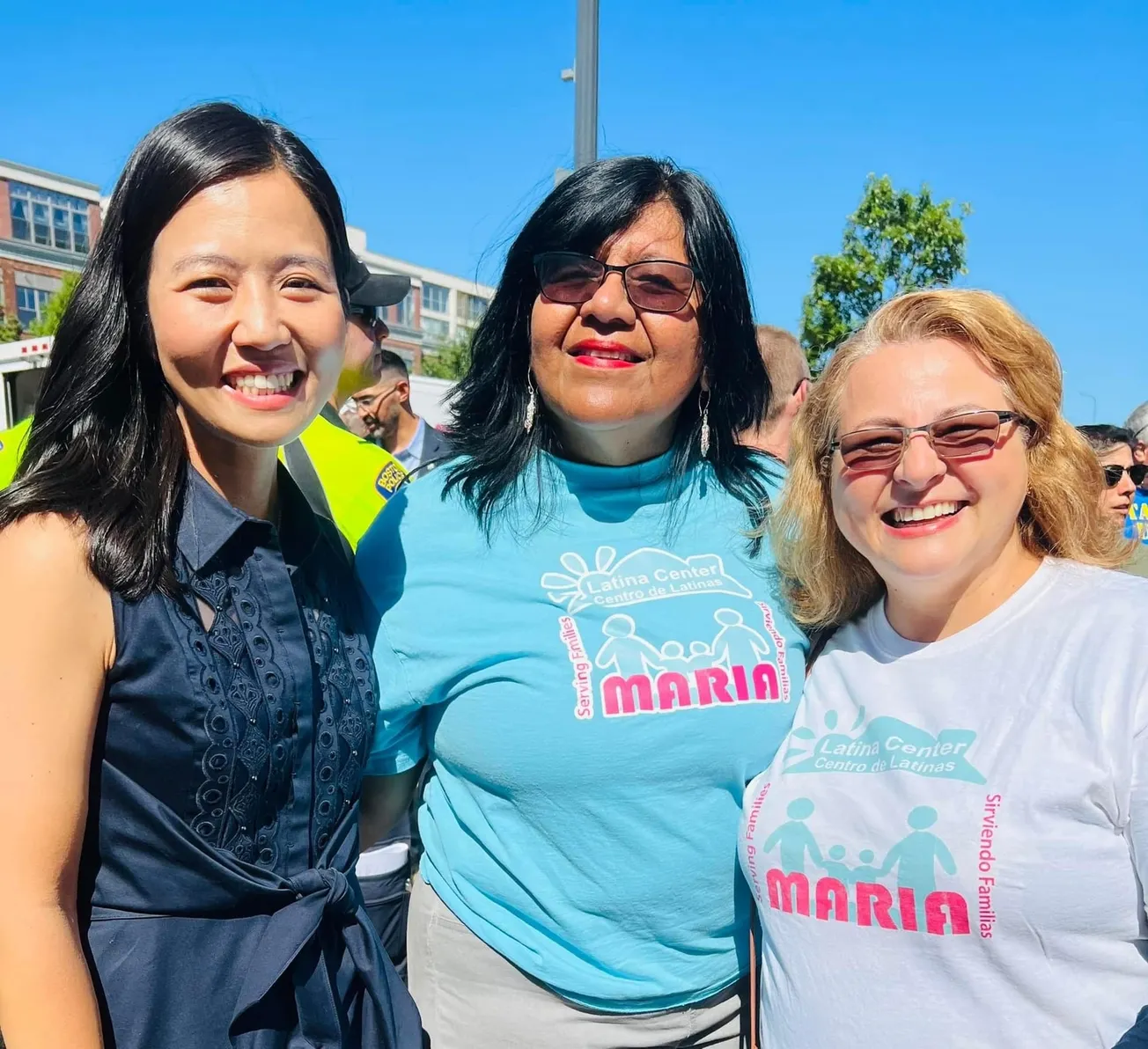 La alcaldesa de Boston, Michelle Wu junto a Magalie Torres-Rowe, Directora Ejecutiva y Fundadora Latina Center Maria y Doris