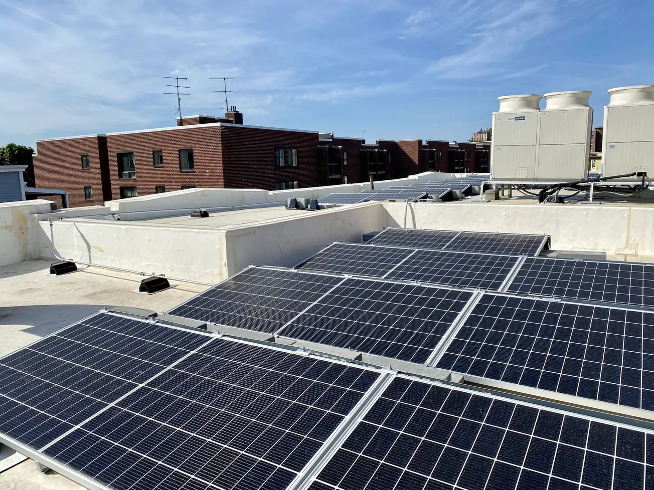 Los paneles solares son módulos fotovoltaicos individuales que captan la energía que proporciona el sol convirtiéndola en ele