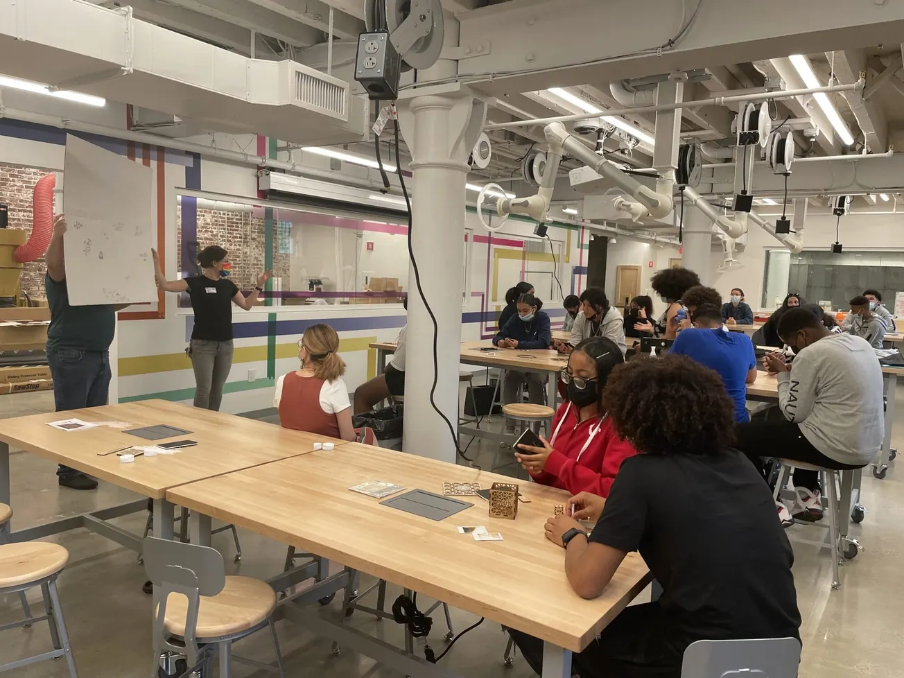 Parte de los estudiantes de The Possible Zone, una ONG sin fines de lucro, que abrió las puertas de su nueva sede, ubicada en