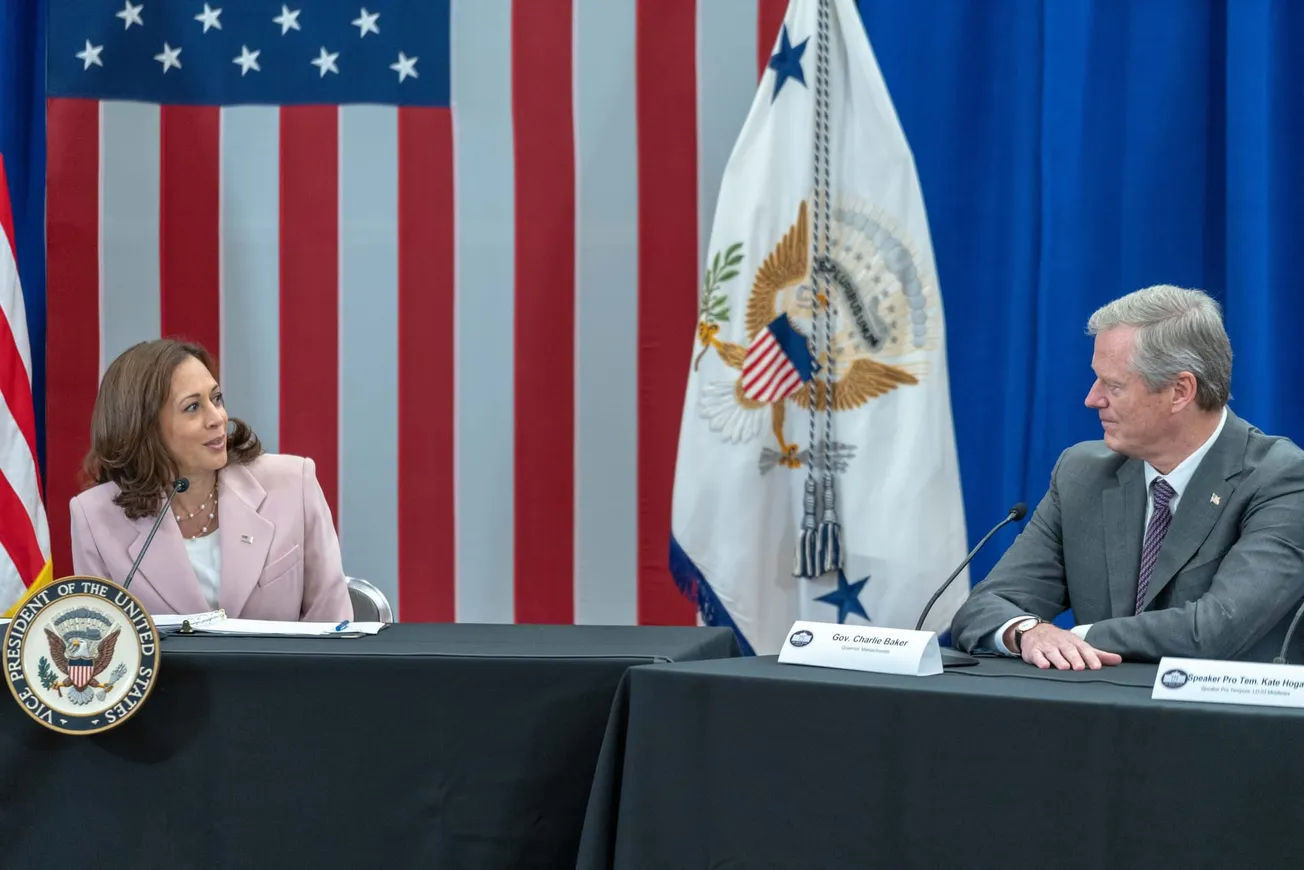 La vicepresidenta Kamala Harris destaca el derecho al aborto en la mesa redonda que se realizó en Boston junto al gobernador