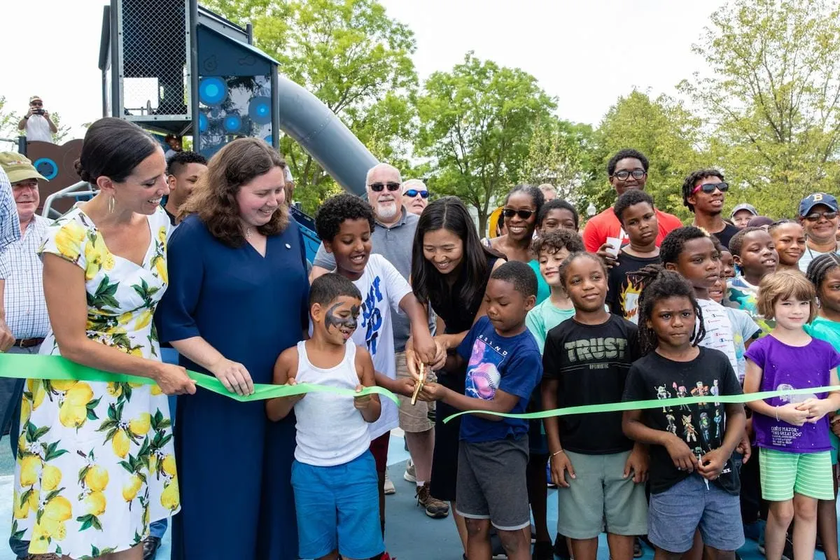 Alcaldesa Wu cortó la cinta en la reapertura oficial de Mission Hill Playground / foto:https://www.boston.gov/