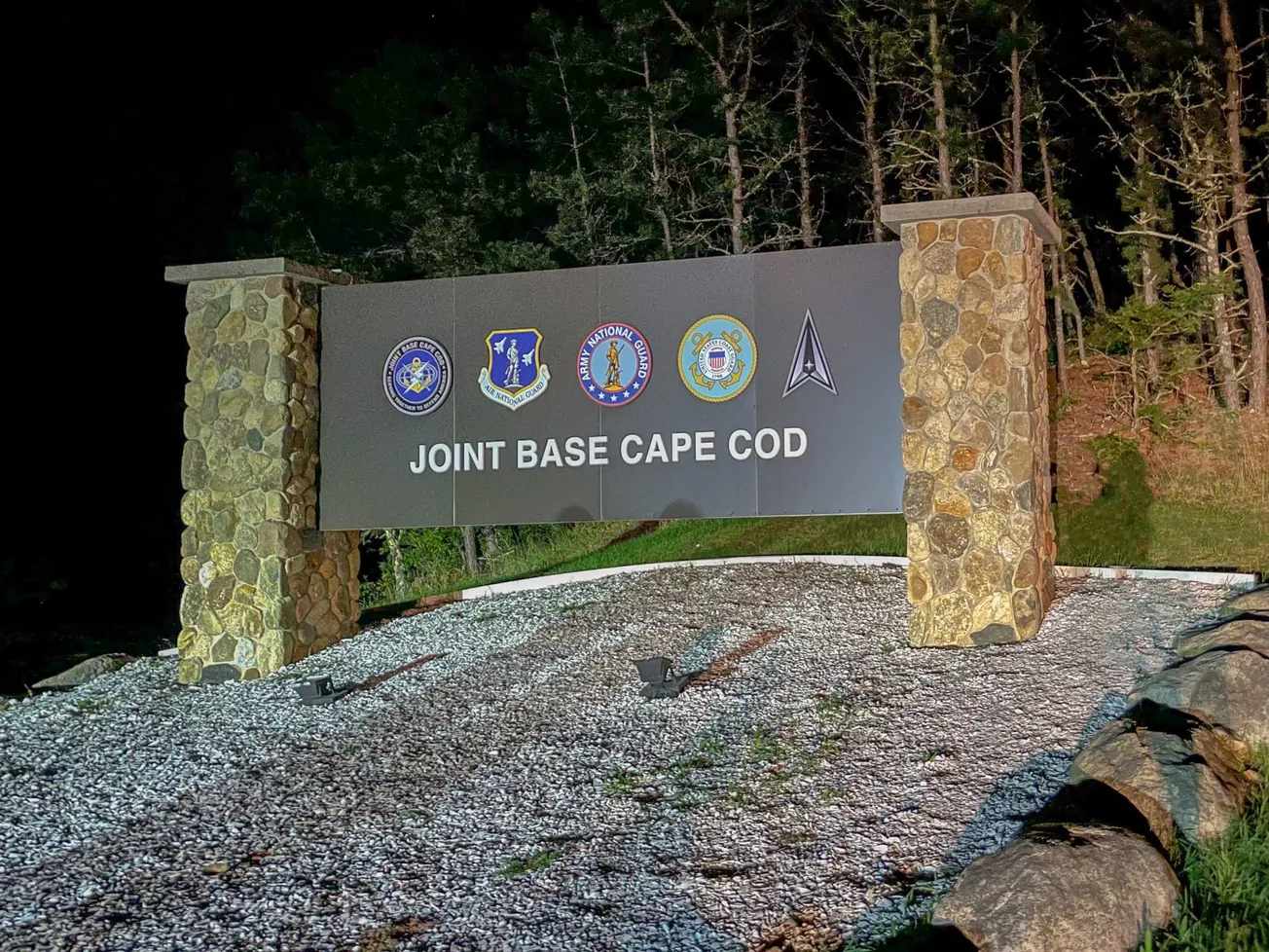 Joint Base Cape Cod se ha convertido en el hogar temporal de los 50 migrantes venezolanos que llegaron el miércoles 14 de sep