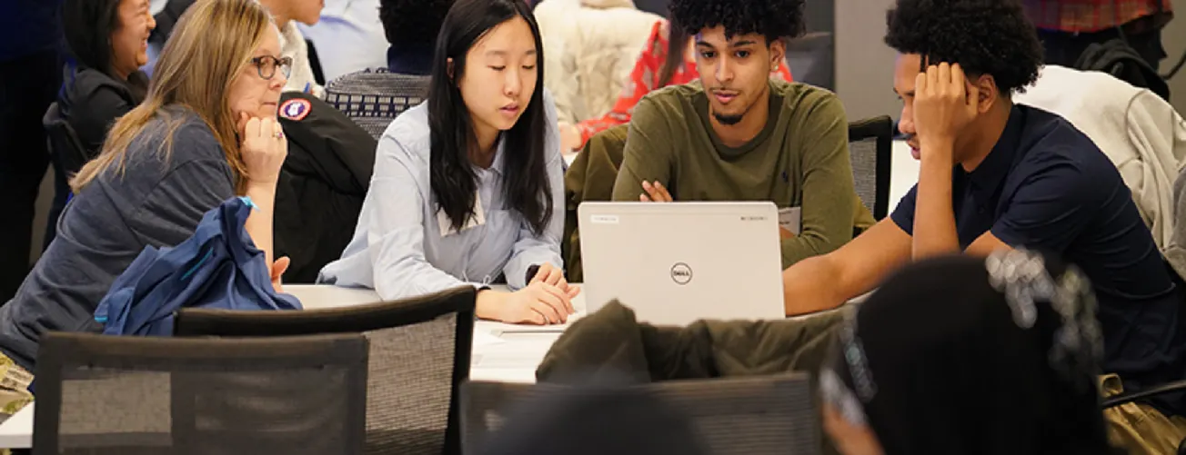 NBCUniversal Media otorgará 10 becas de 5 mil dólares a estudiantes