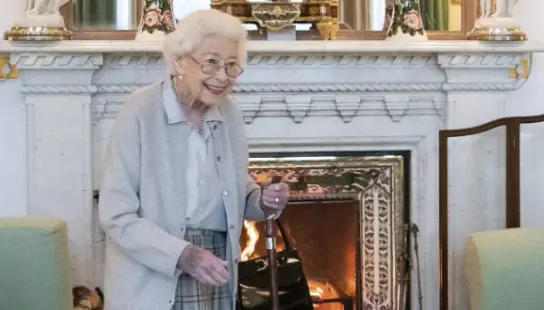 La reina Isabel II espera en el Salón de Dibujos antes de recibir a Liz Truss en audiencia en Balmoral, Escocia, Gran Bretaña