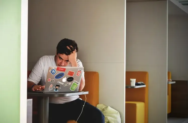 Ocho de cada 10 usuarios latinoamericanos padecen el síndrome Burnout. Foto: Unsplash