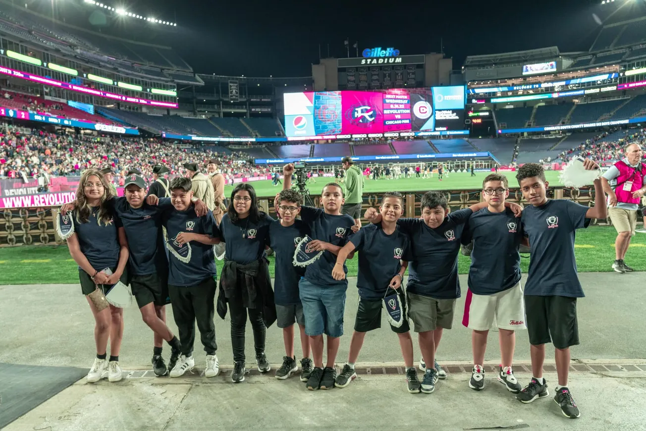 Los 10 adolescentes que conforman Los Capitanes del Futuro de Boston visitaron el Gillette Stadium como invitados de honor, q