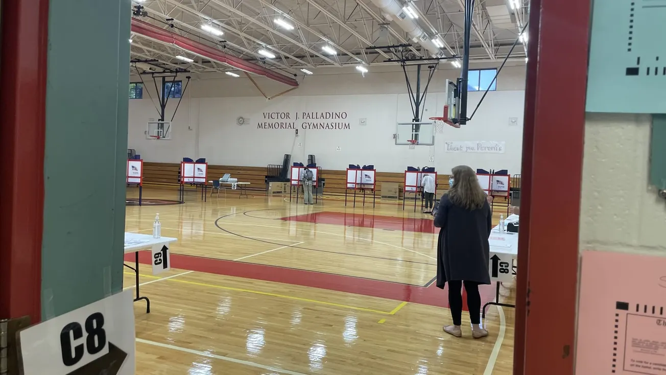 Los votantes llenaron las boletas el martes 6 de septiembre de 2022 en las elecciones primarias de Massachusetts, desde las 7