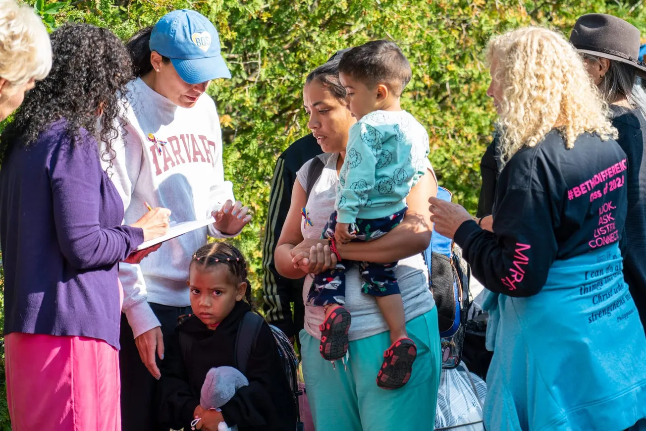 Abogados que representan a migrantes de Martha’s Vineyard se oponen a nueva medida migratoria