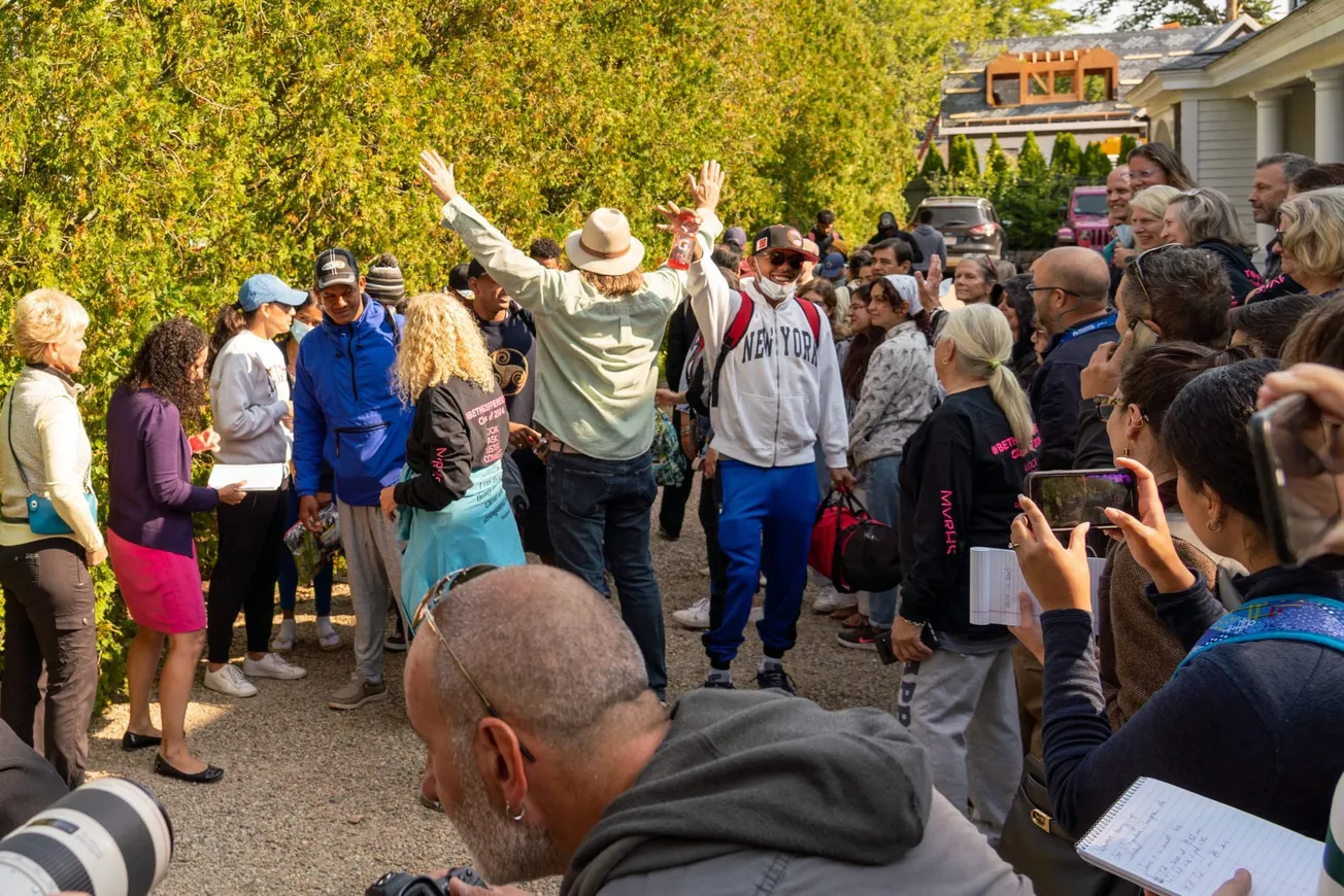 Migrantes de Martha’s Vineyard y Alianza Americas podrán proceder con demandas legales contra la compañía aérea