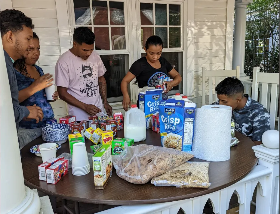 Lo que fue el primer desayuno de algunos inmigrantes que forman parte de los aproximadamente 50 que llegaron ayer miércoles a