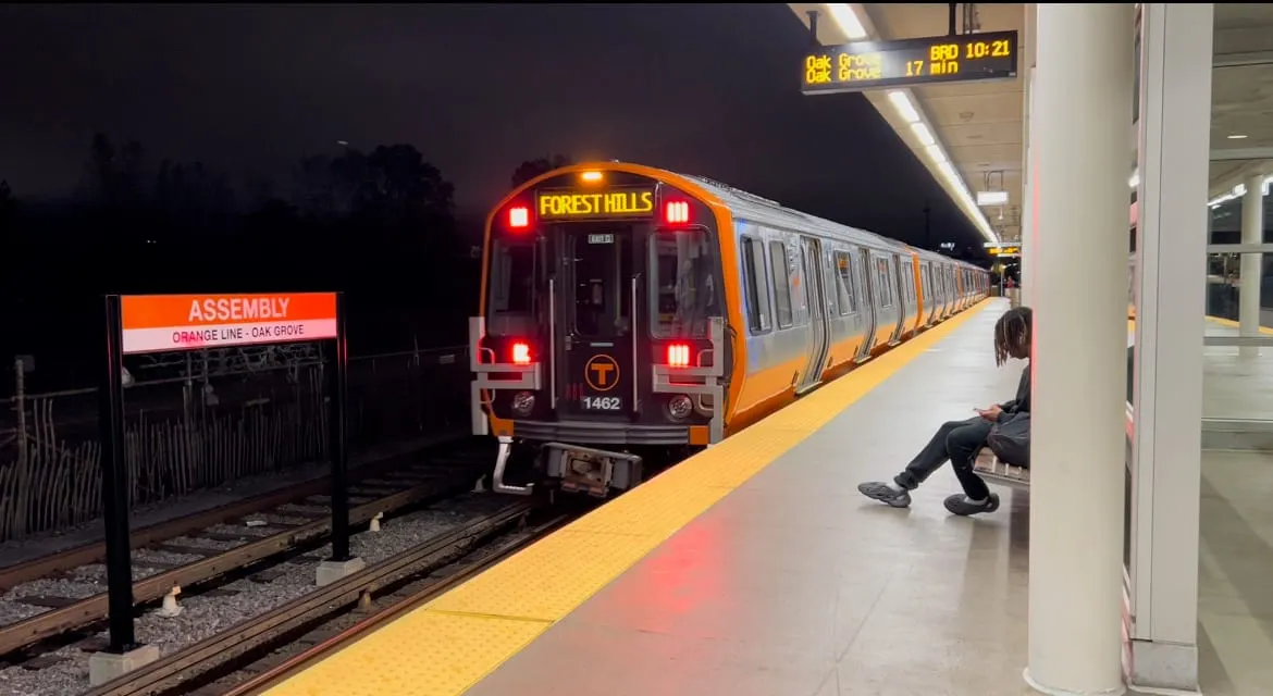 Pasajeros del Tren de la Línea Naranja afirman que el “mal servicio” continúa después de la reapertura