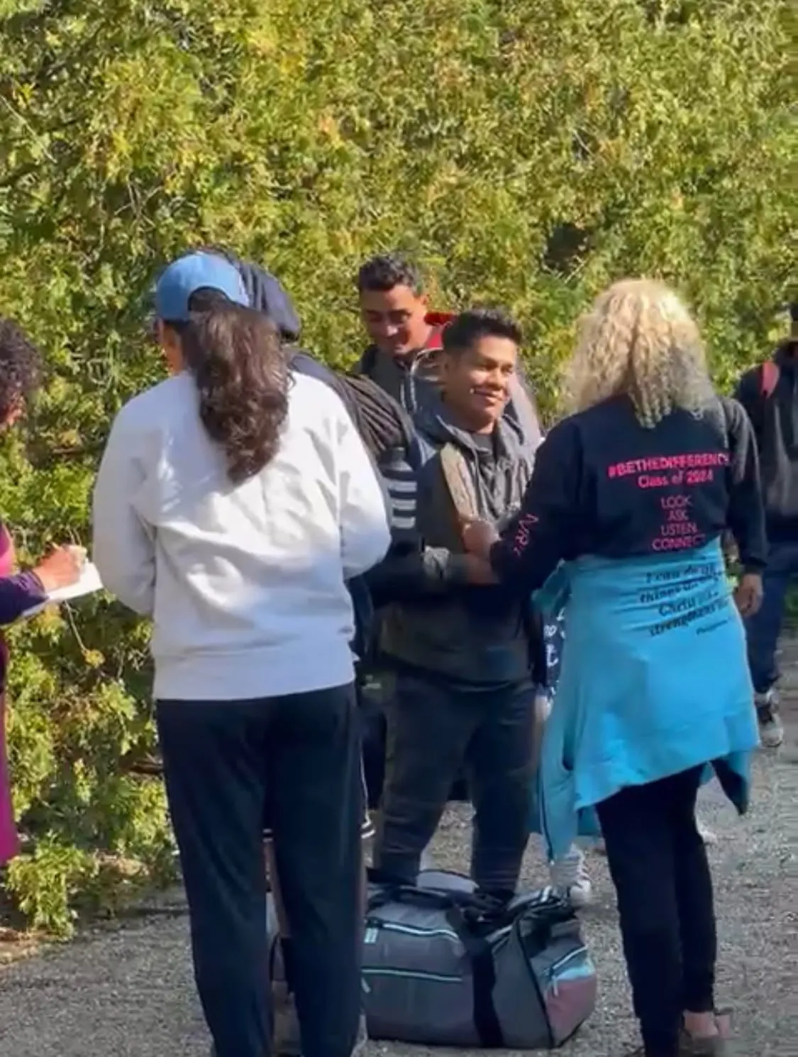 Migrantes saliendo de Marthas Vineyard para llegar a su nuevo refugio temporal en Cape Cod